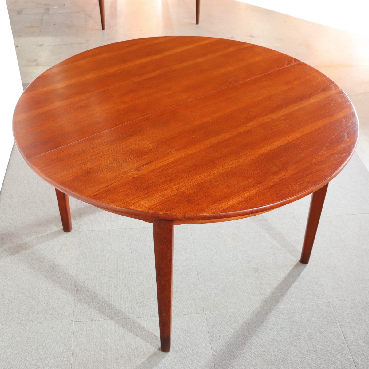 デンマーク製ダイニングテーブル。 木目の美しさと優しい艶が印象的な北欧ヴィンテージ。落ち着いた品格が漂う。