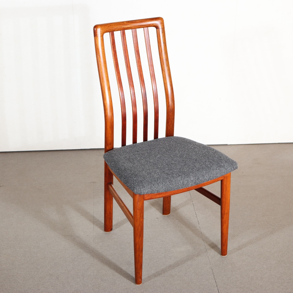 デンマークのSchouAndersen製ダイニングチェア。チーク材の深みある木目が印象的な北欧ヴィンテージ。時を重ねた美しさ。