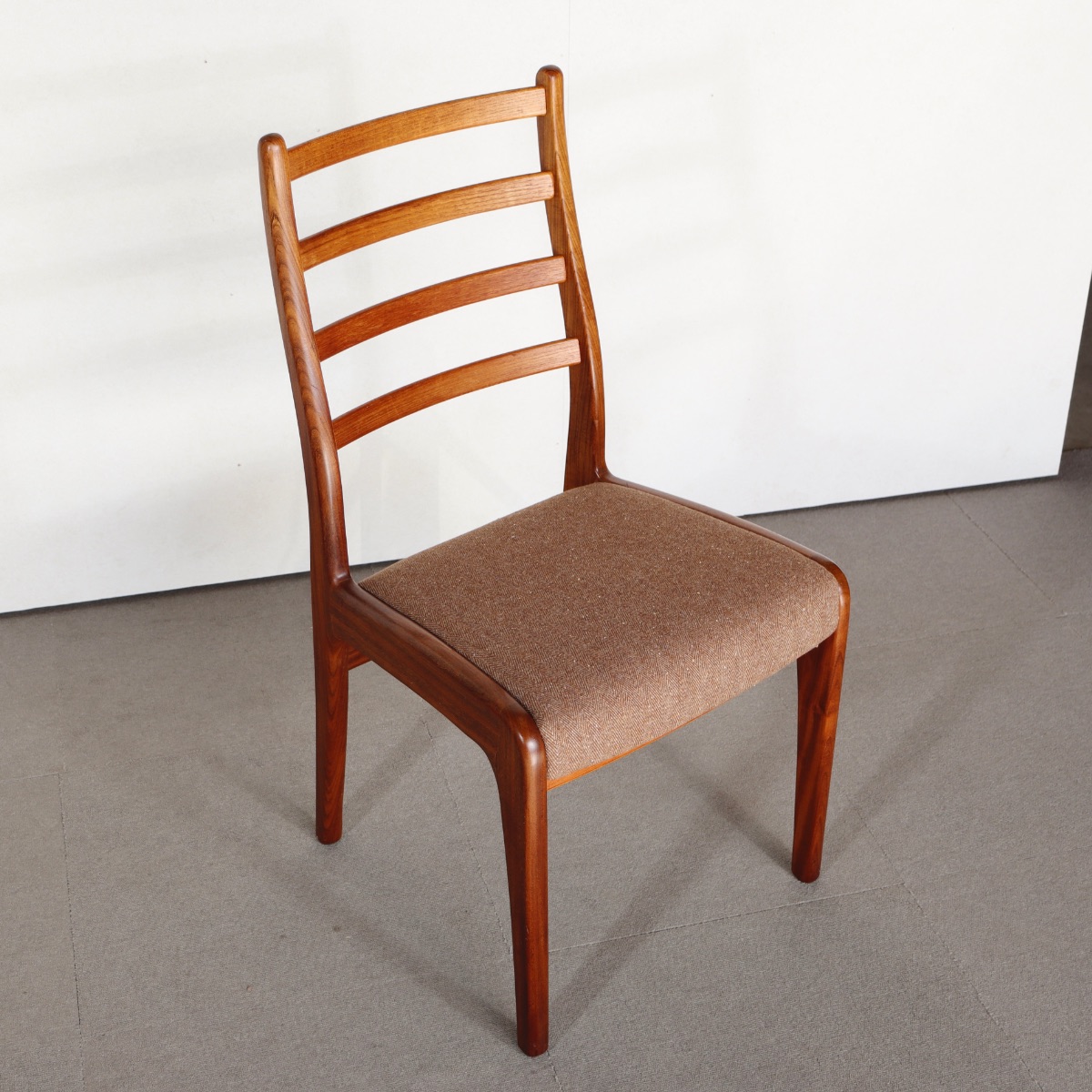 ジープランG-PLAN製ラダーバックチェア 座面は世界の尾州ウールにて張