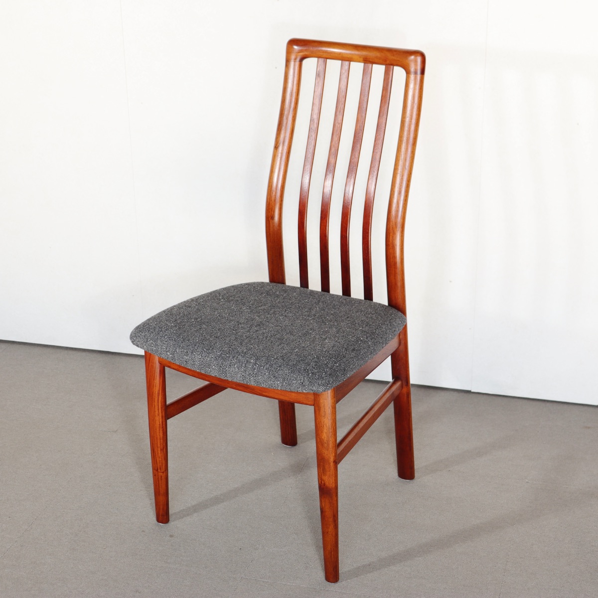 デンマーク製のダイニングチェア。穏やかな艶をまとったチーク材北欧ヴィンテージ。品のある佇まいが美しい。