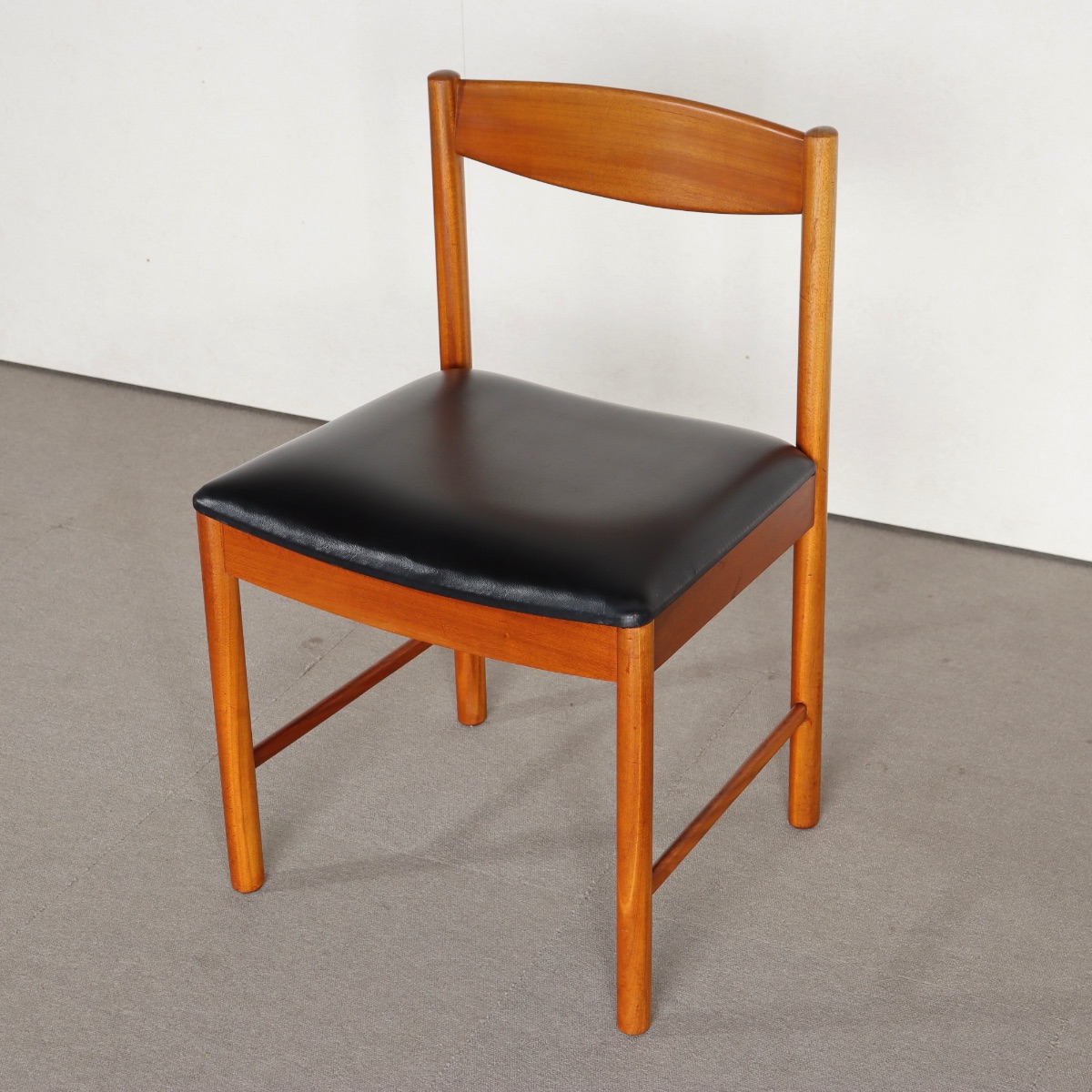 マッキントッシュMCINTOSHダイニングチェア。チーク材にブラックの座面が映える。