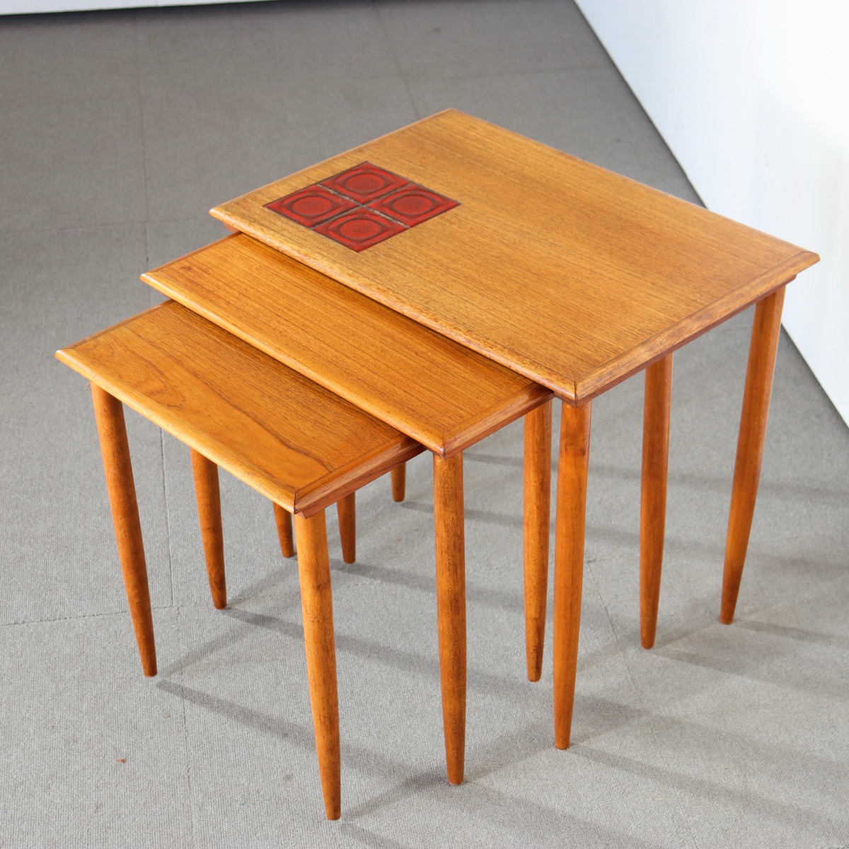 デンマーク製ネストテーブル。チーク材の自然な色合いが空間に馴染む北欧ヴィンテージ。静かな存在感。