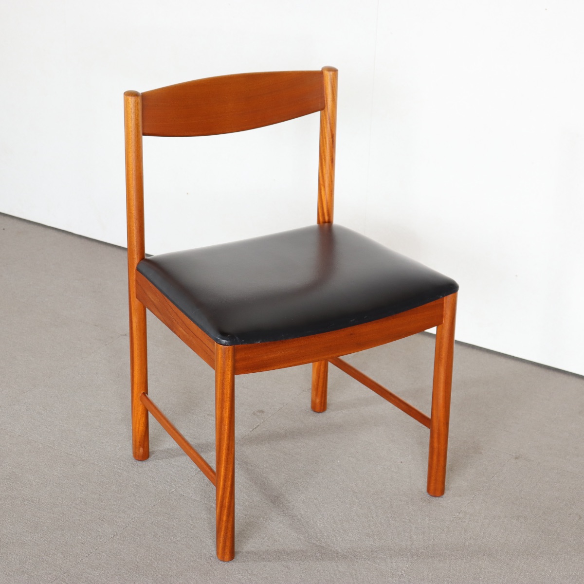 マッキントッシュMCINTOSHダイニングチェア。チーク材にブラックの座面が映える。