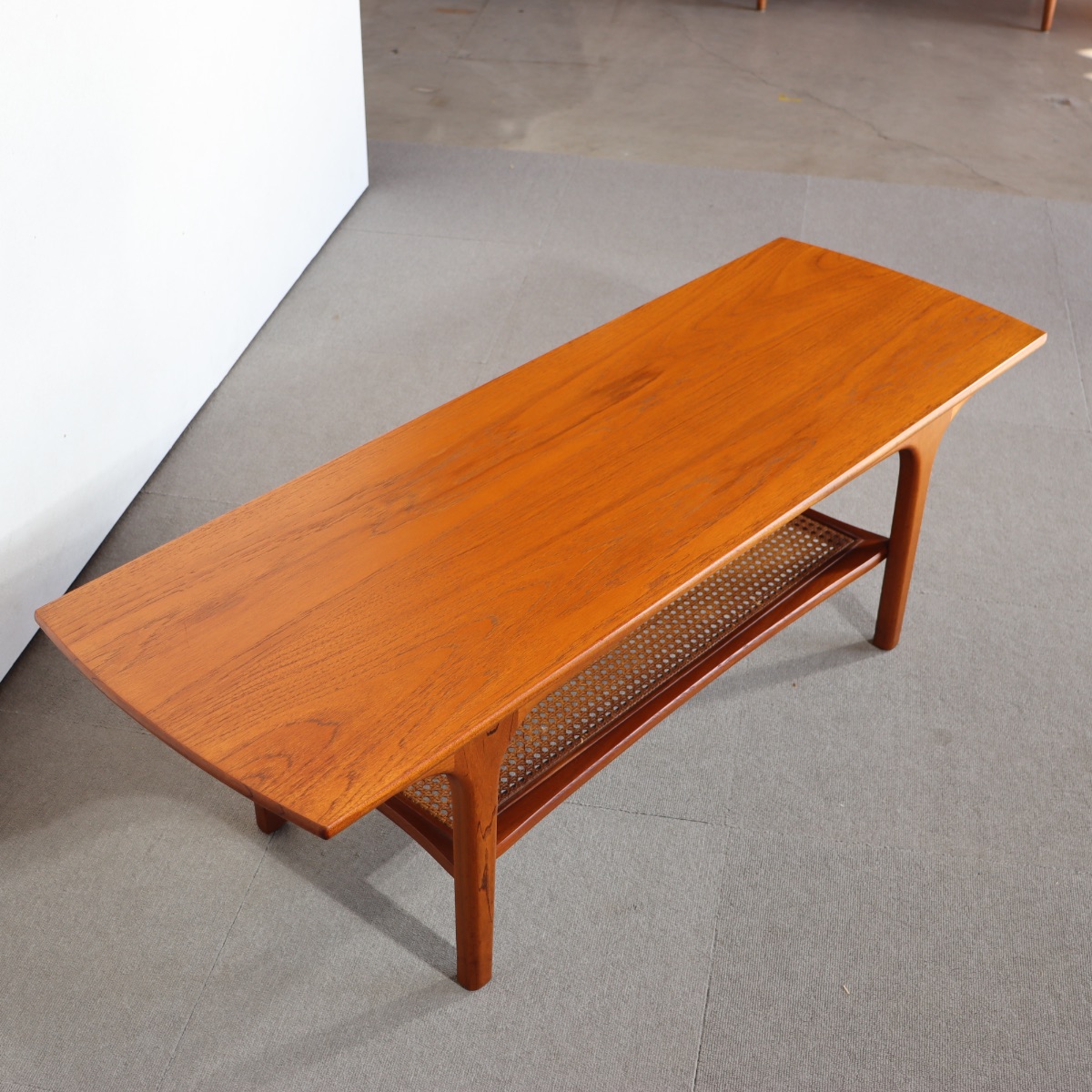 ジェンティーク製コーヒーテーブル。木の温もりを感じるチーク材北欧ヴィンテージ。柔らかな雰囲気を纏う一台。