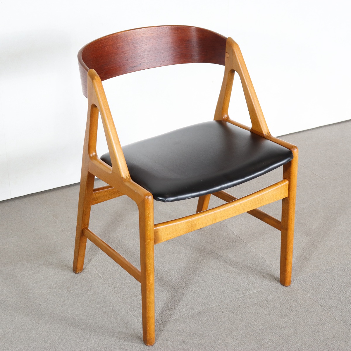 デンマーク製ダイニングチェア。チーク材にブラックの座面が映える。