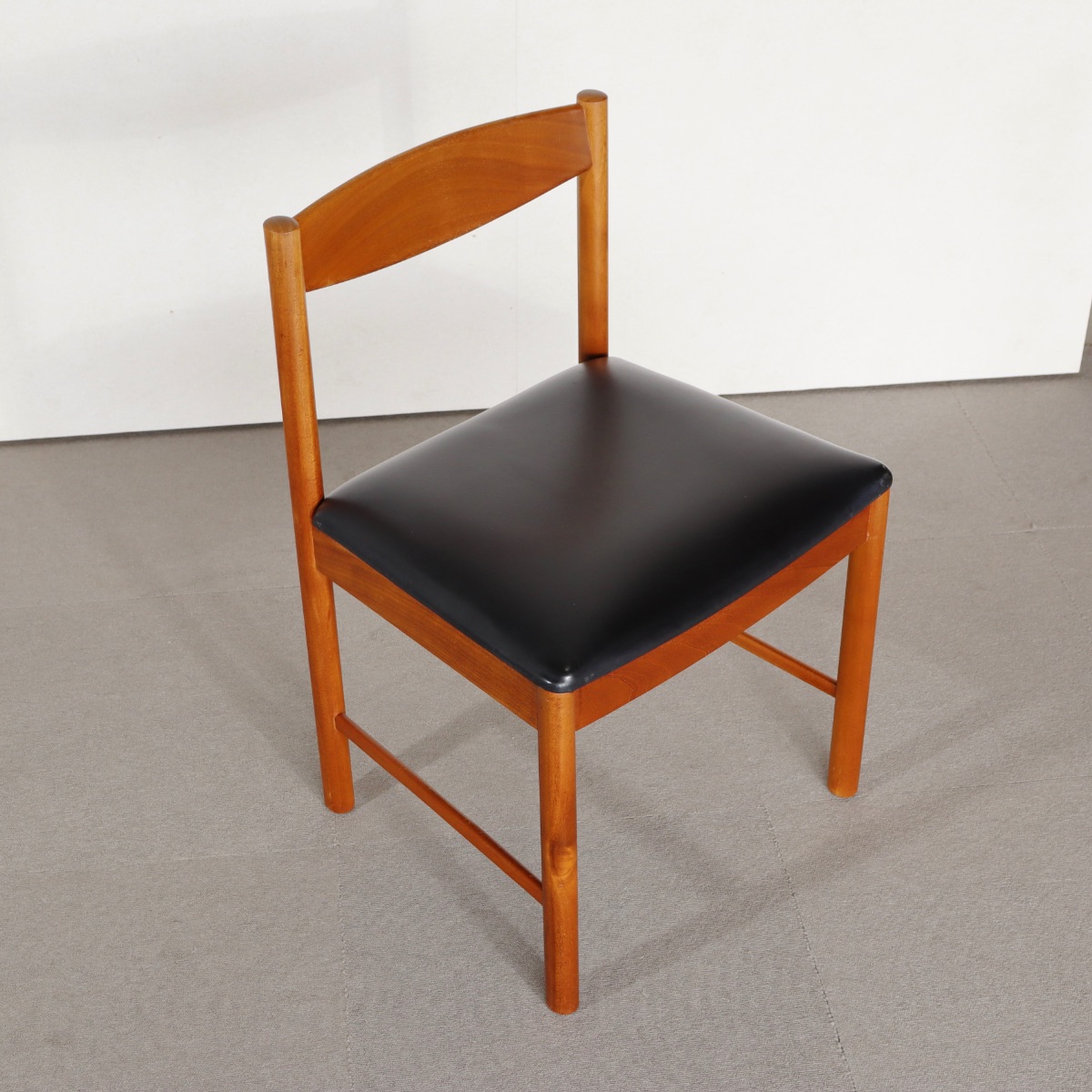 マッキントッシュMCINTOSHダイニングチェア。チーク材にブラックの座面が映える。
