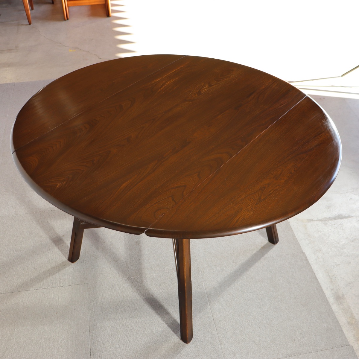 アーコールのダイニングテーブル。チーク材の落ち着いた色味が印象的な北欧ヴィンテージ。上品な佇まい。