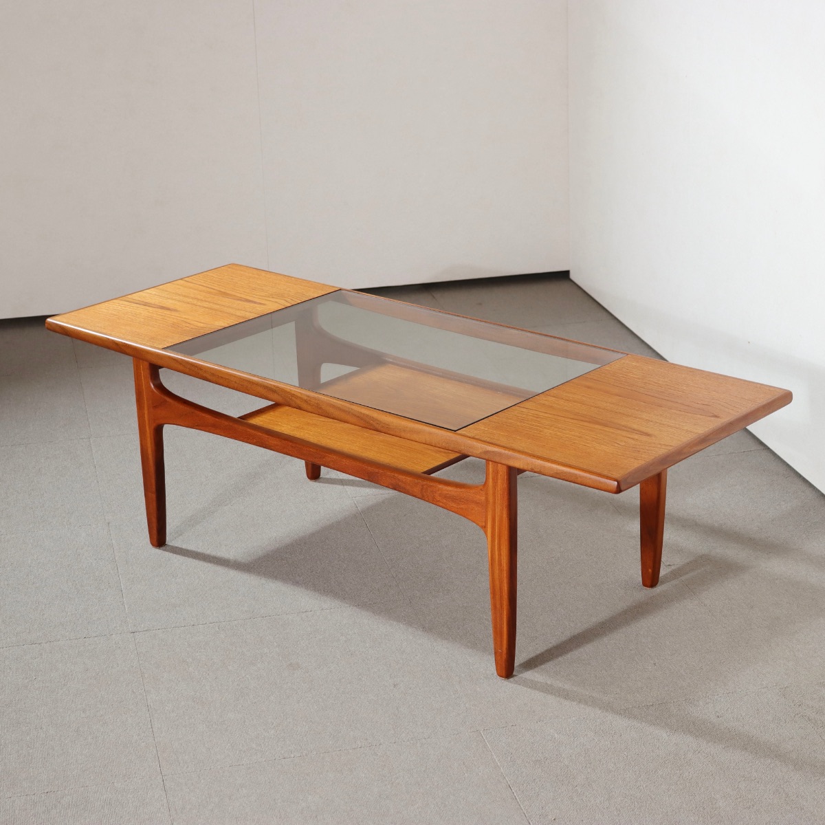 ジープラン製コーヒーテーブル。深みあるチーク材が空間に馴染む北欧ヴィンテージ。静かに佇む一台。