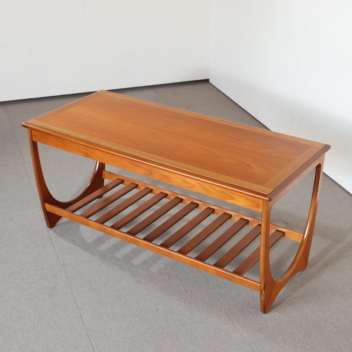 ジープランG-PLAN製コーヒーテーブル。チーク材の色艶が穏やかな北欧ヴィンテージ。控えめな美しさが印象的。