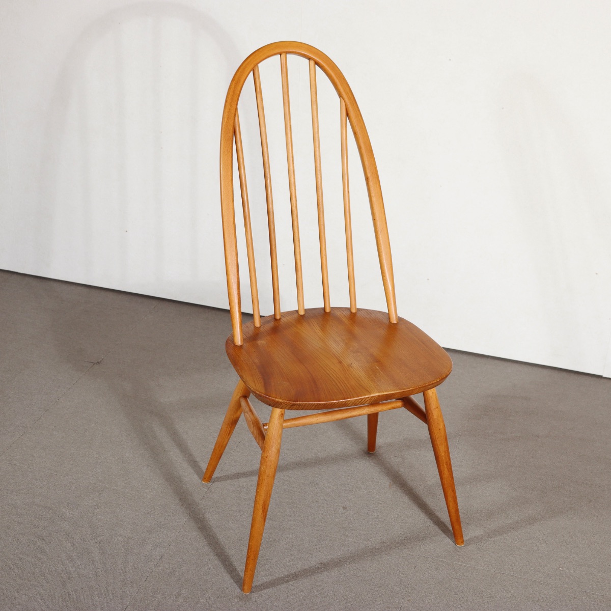 アーコールのクエーカーチェア。エルム材の深い艶が美しい北欧ヴィンテージ。時間の重なりを感じる一台。