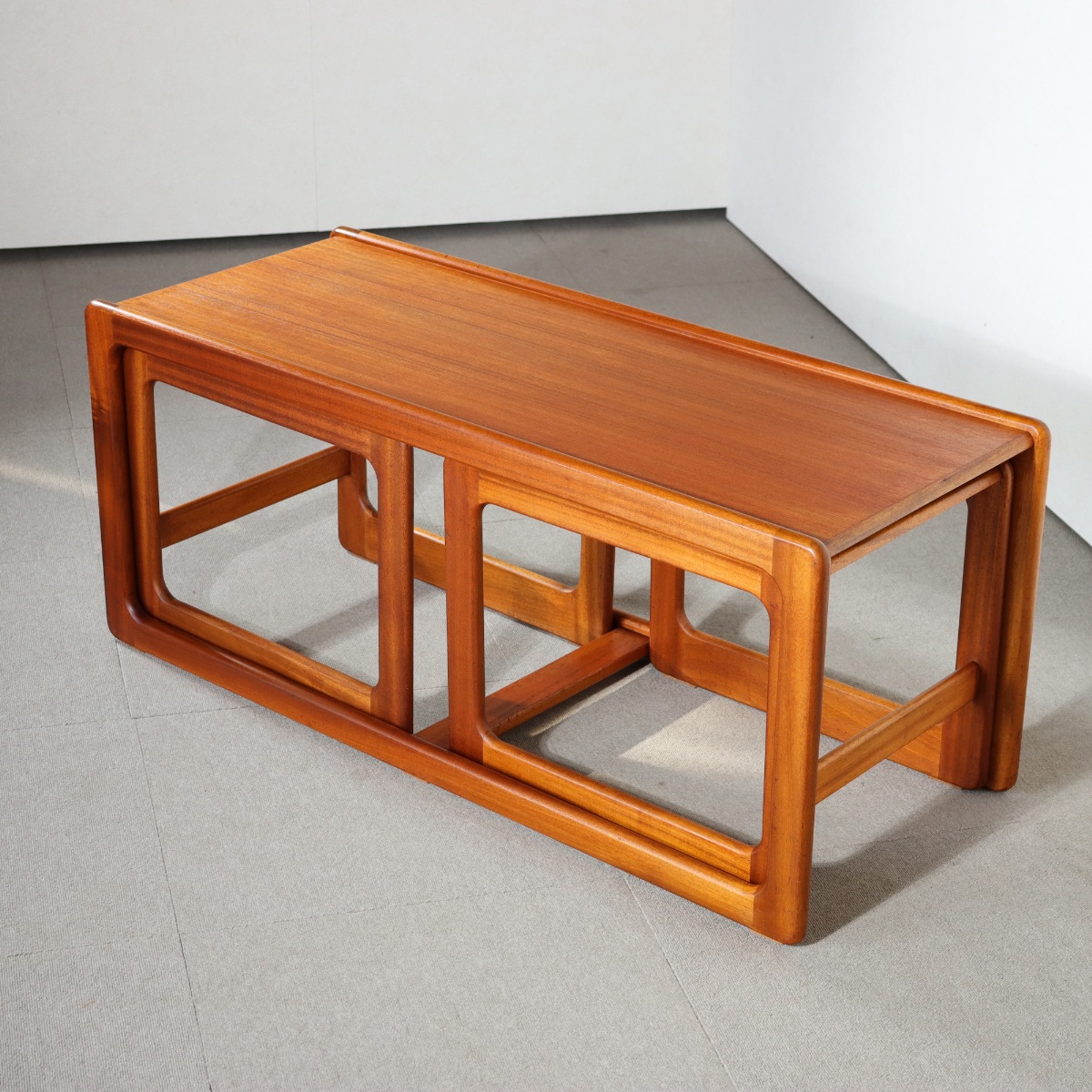 マッキントッシュ製ネストテーブル。チーク材の自然な風合いが魅力の北欧ヴィンテージ。静かな美しさ。