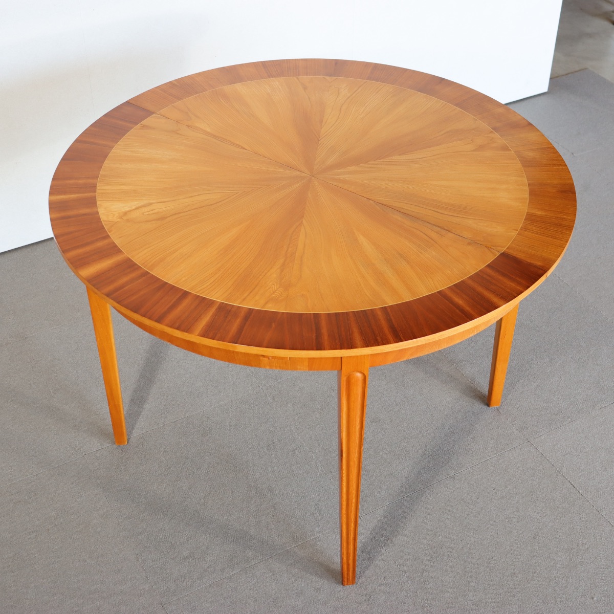 デンマーク製ダイニングテーブル。高級感ある仕上がりのヴィンテージ家具。空間に映える。