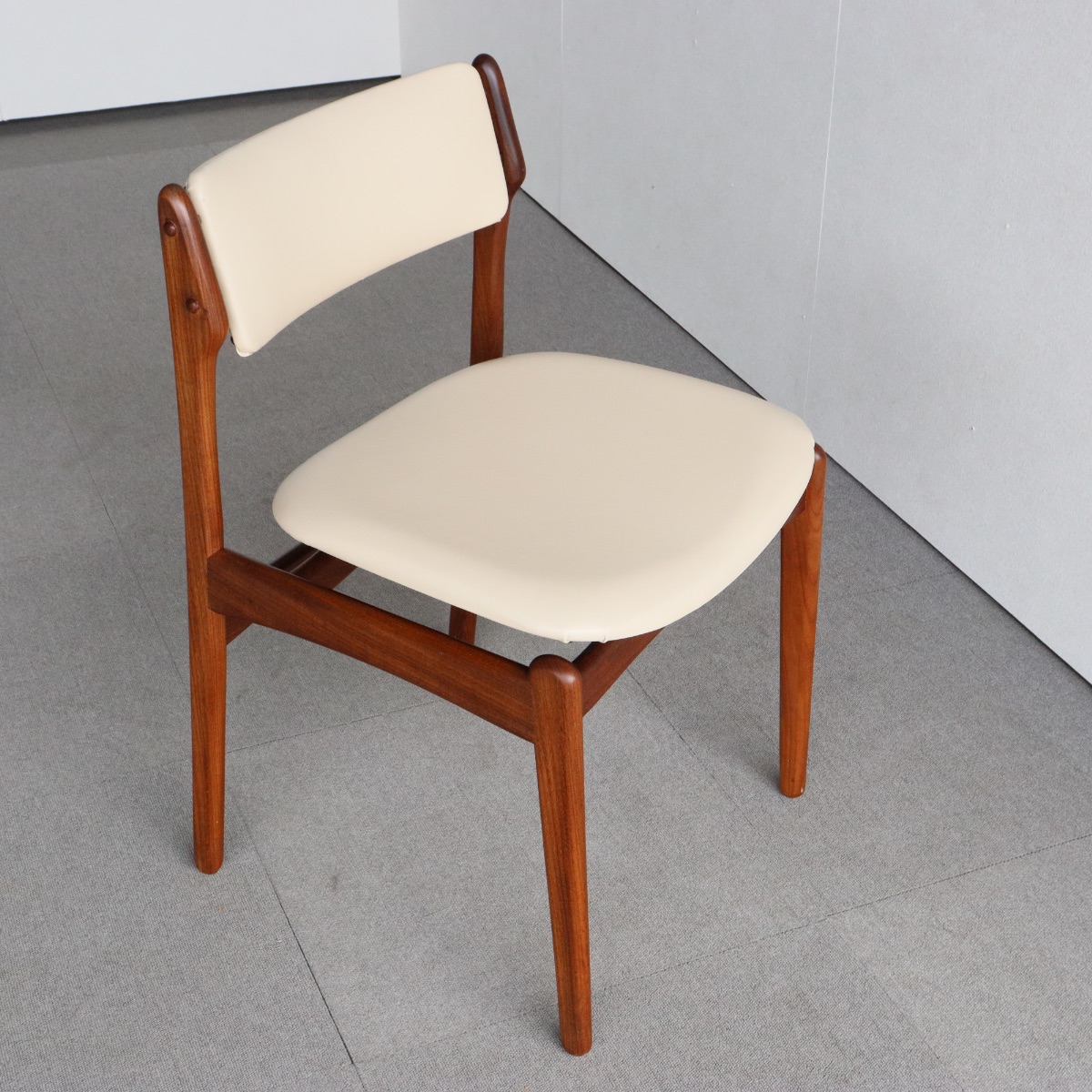 エリックバックERIK BUCHUSのダイニングチェア