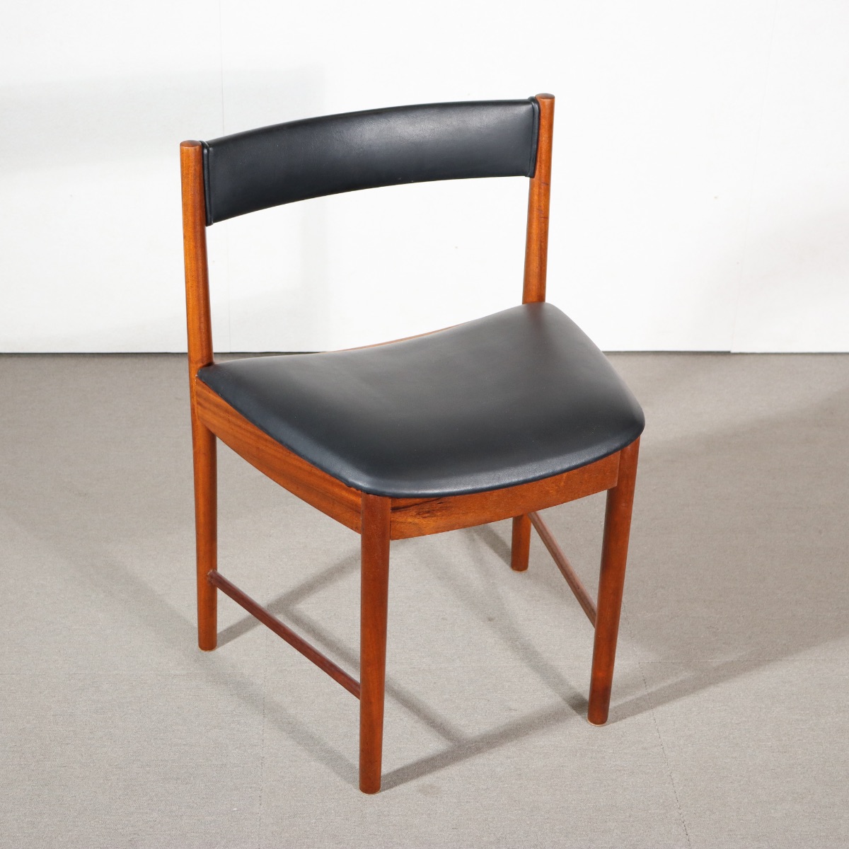 マッキントッシュ製ダイニングチェア。木の温もりを感じるチーク材北欧ヴィンテージ。自然な艶が心地よい。