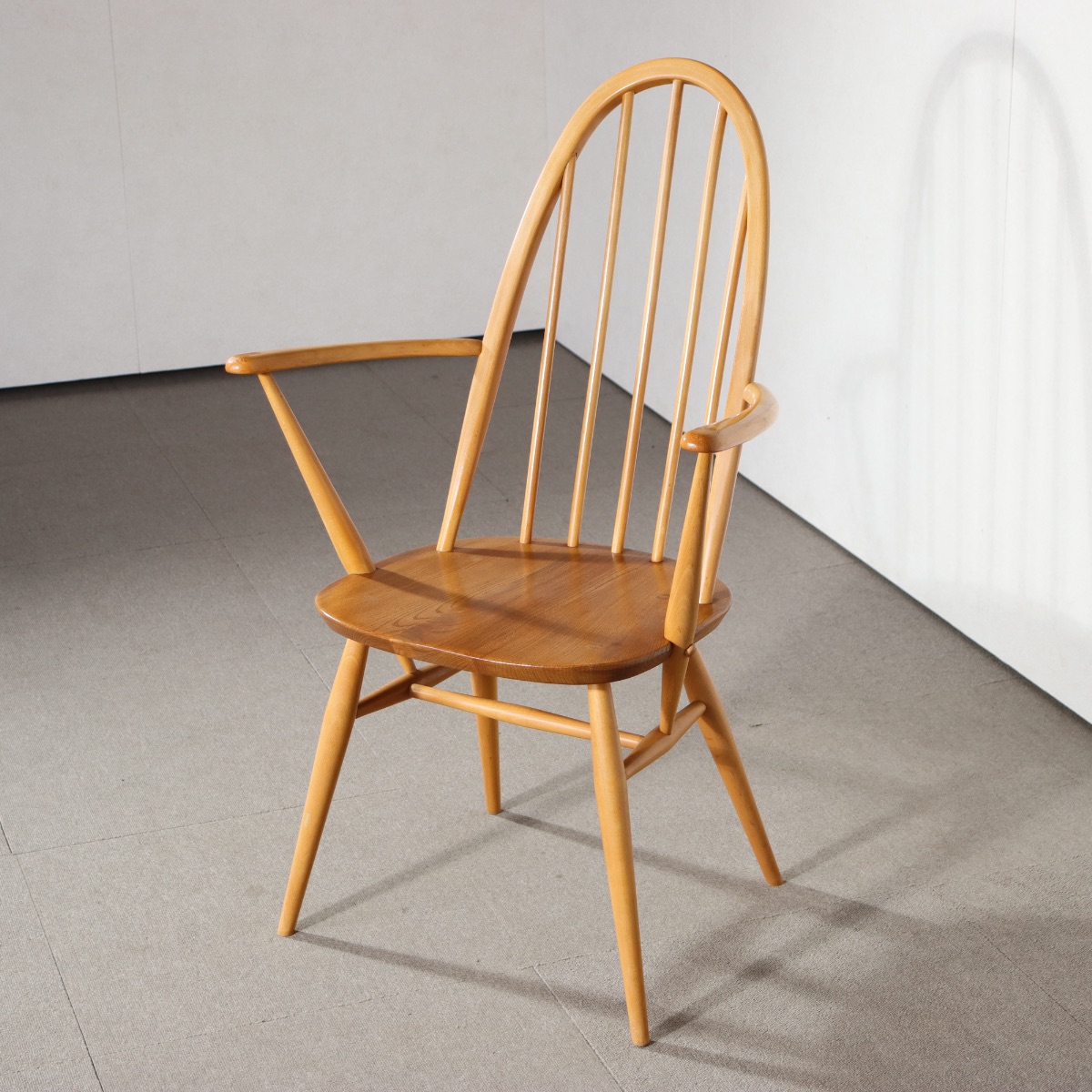 アーコール製アームチェア。深い色味と艶が魅力の北欧ヴィンテージ。静かな存在感。