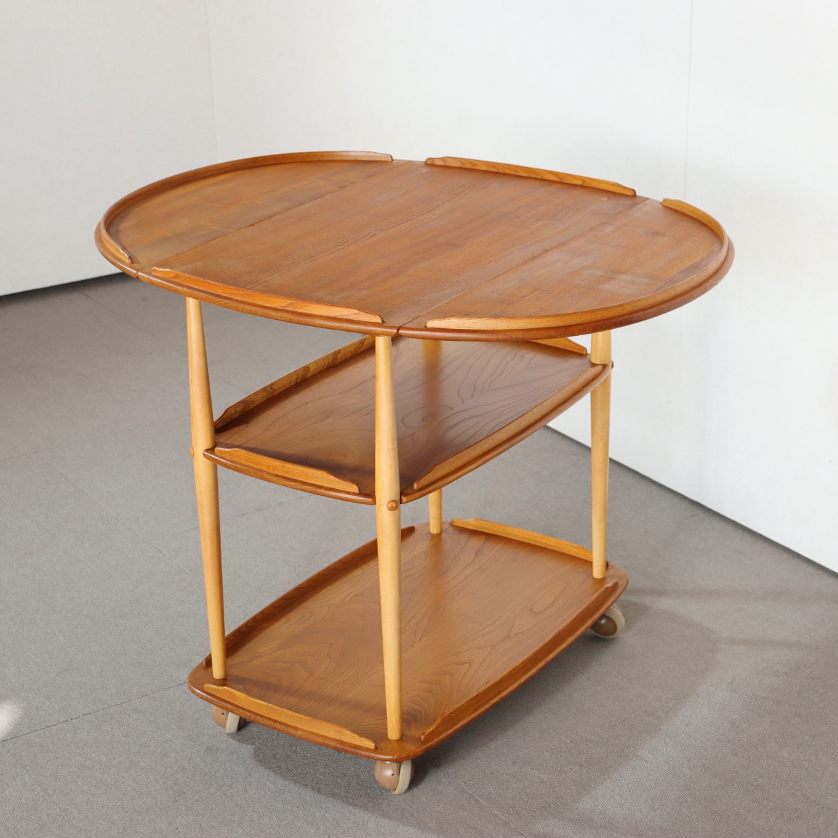 アーコールERCOL製トロリー。木目の揺らぎが美しい北欧ヴィンテージ。自然な温もり。