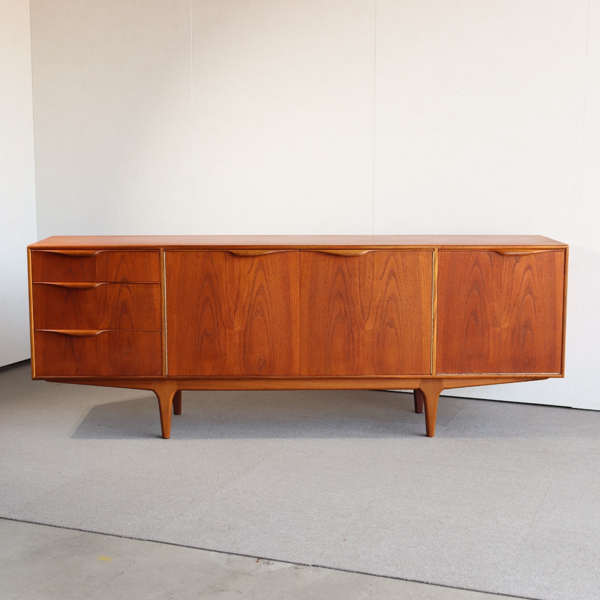 英国ヴィンテージマッキントッシュのサイドボード