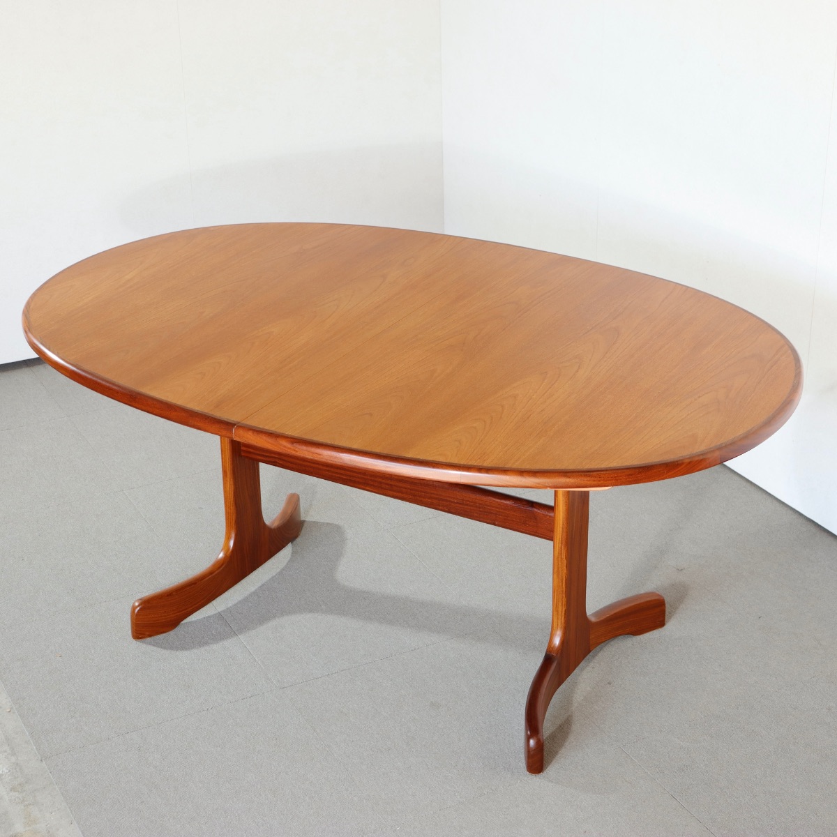 ジープランG-PLAN製オーバル型ダイニングテーブル。穏やかな艶をもつチーク材北欧ヴィンテージ。静かに時を刻む一台。