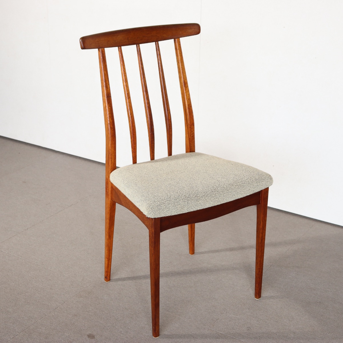 ヤンガーYOUNGERのチェア