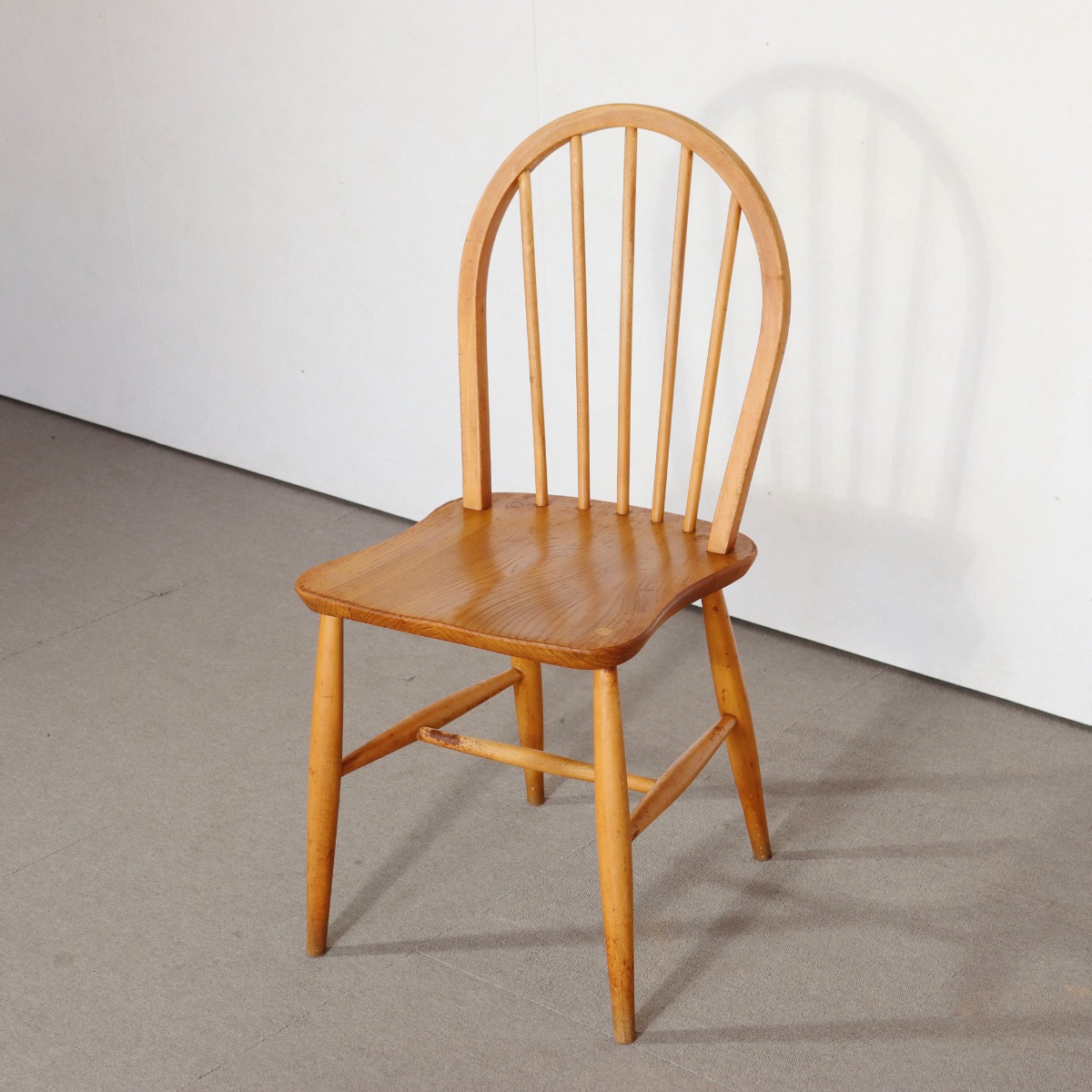 アーコールERCOL製チェア。木目の揺らぎが美しい北欧ヴィンテージ。自然な温もり。
