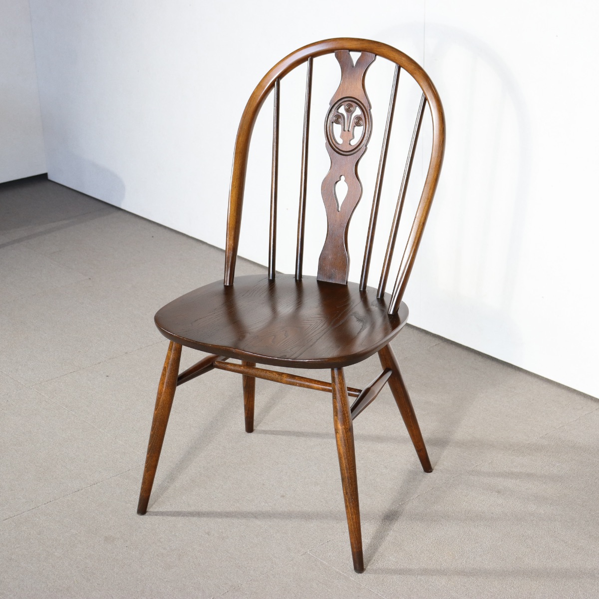 アーコールERCOL製チェア。木目の揺らぎが美しい北欧ヴィンテージ。自然な温もり。