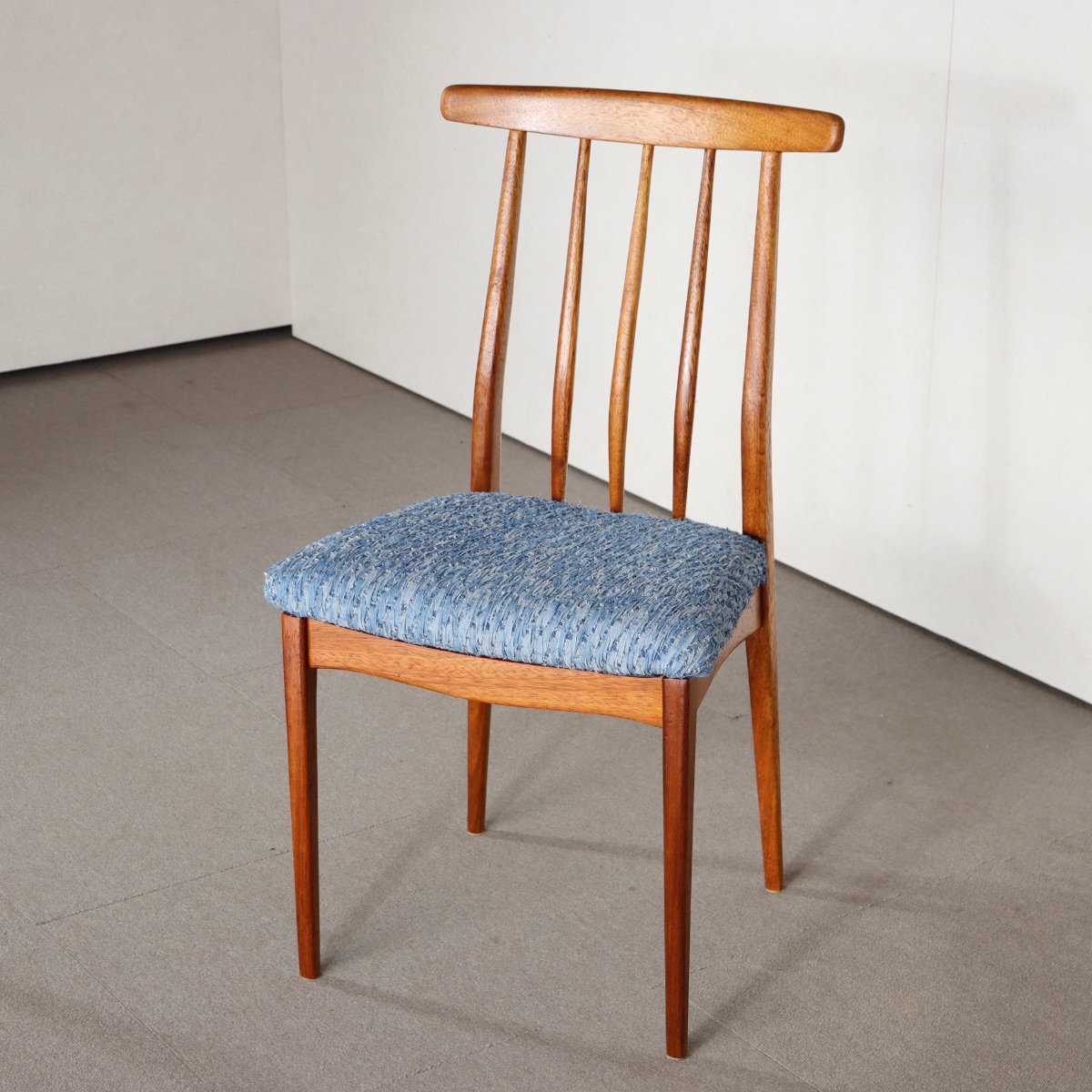 ションヘル織機で作った生地を座面に使用したヴィンテージダイニングチェア。