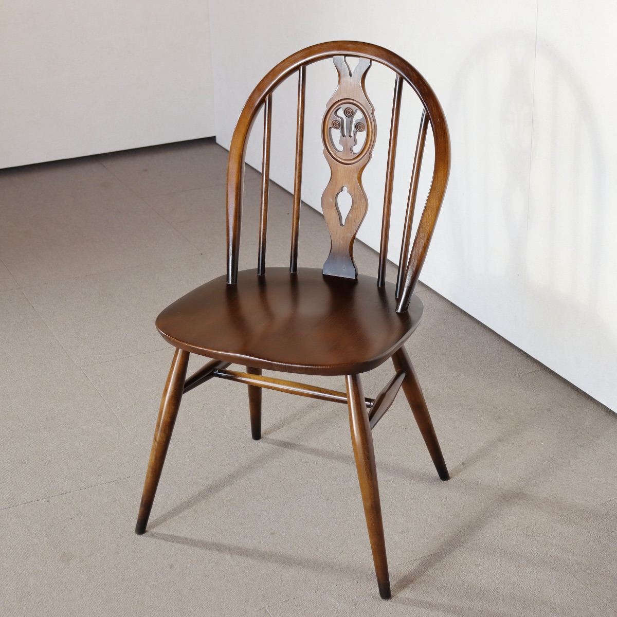 アーコール製ダイニングチェア。木目が静かに映える北欧ヴィンテージ。上質な佇まい。