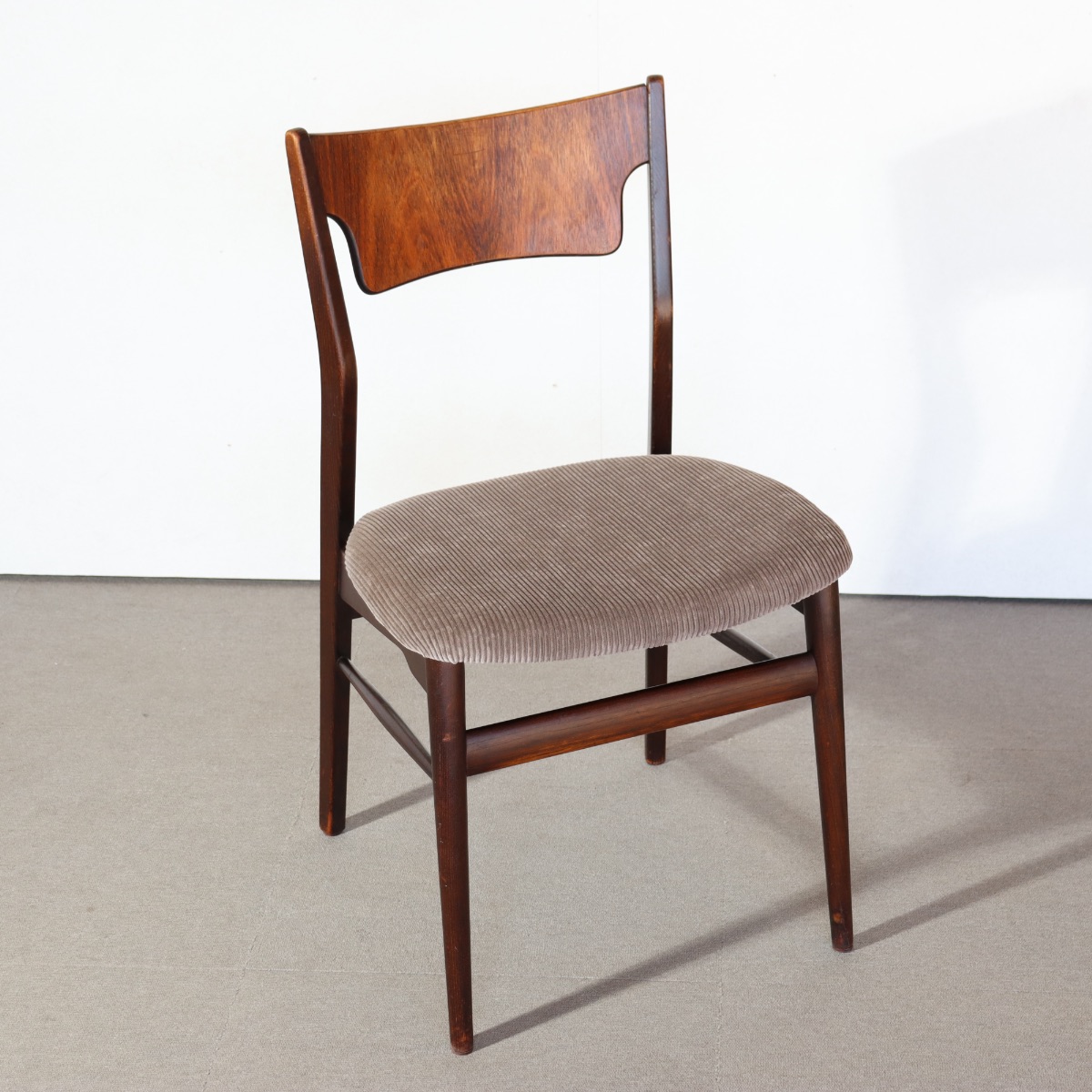 デンマーク製ダイニングチェア。深い艶を帯びたチーク材北欧ヴィンテージ。穏やかな存在感を放つ。