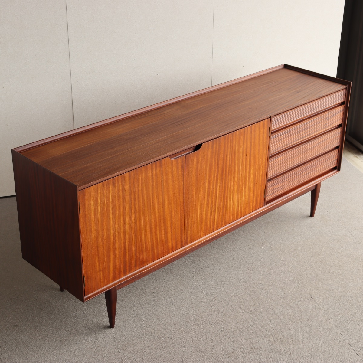 ファインレディーファニチャーFyne Ladye Furnitureのアイドボード