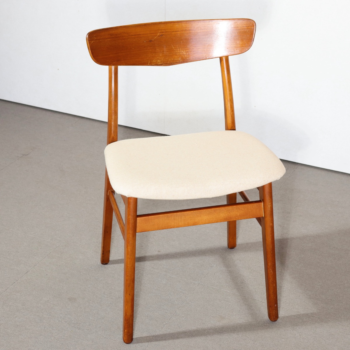 デンマーク製ダイニングチェア。チーク材の落ち着いた色艶が美しい北欧ヴィンテージ。静かな一台。