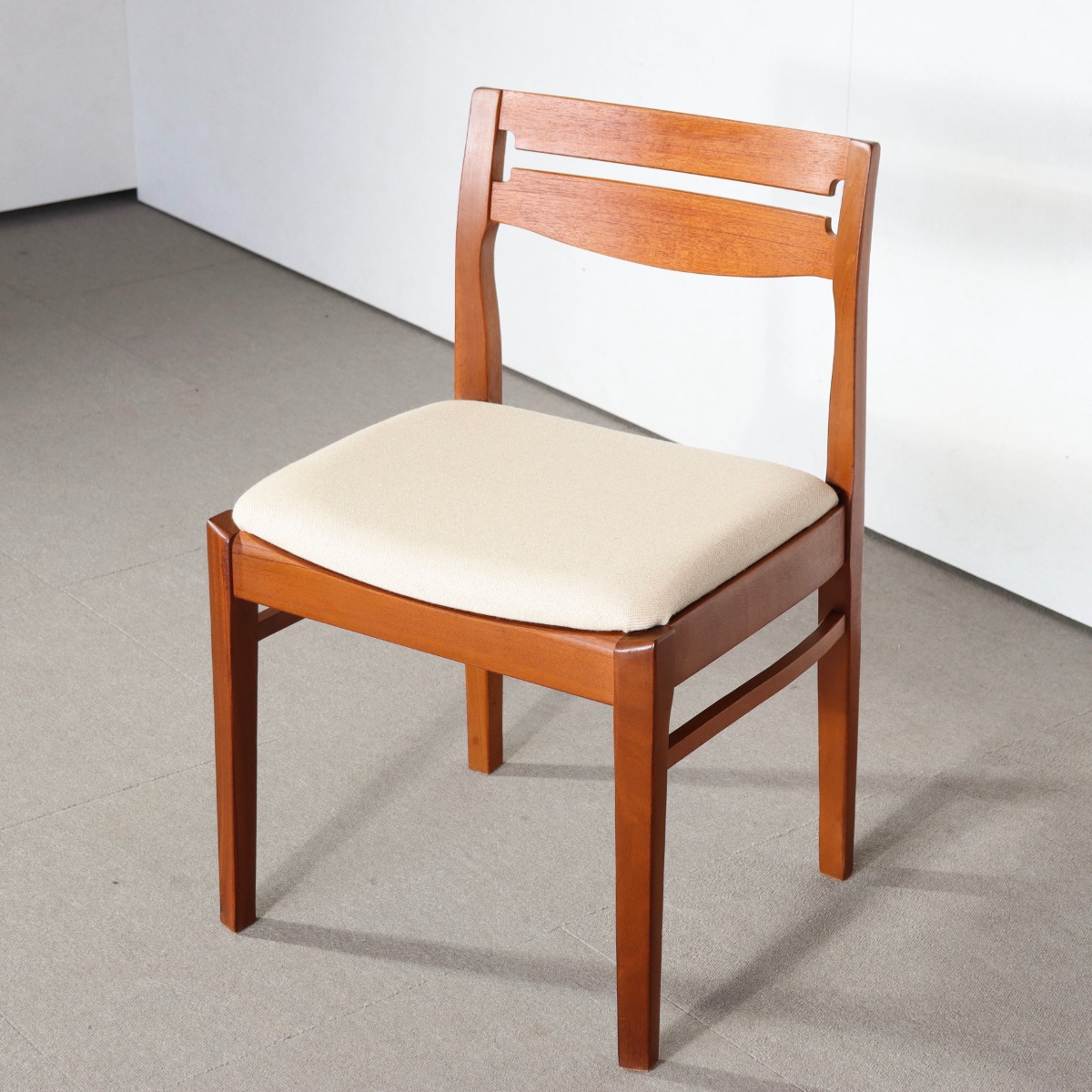 ネイサンNATHAN製ダイニングチェア。チーク材の木目が静かに映える北欧ヴィンテージ。上質な佇まい。