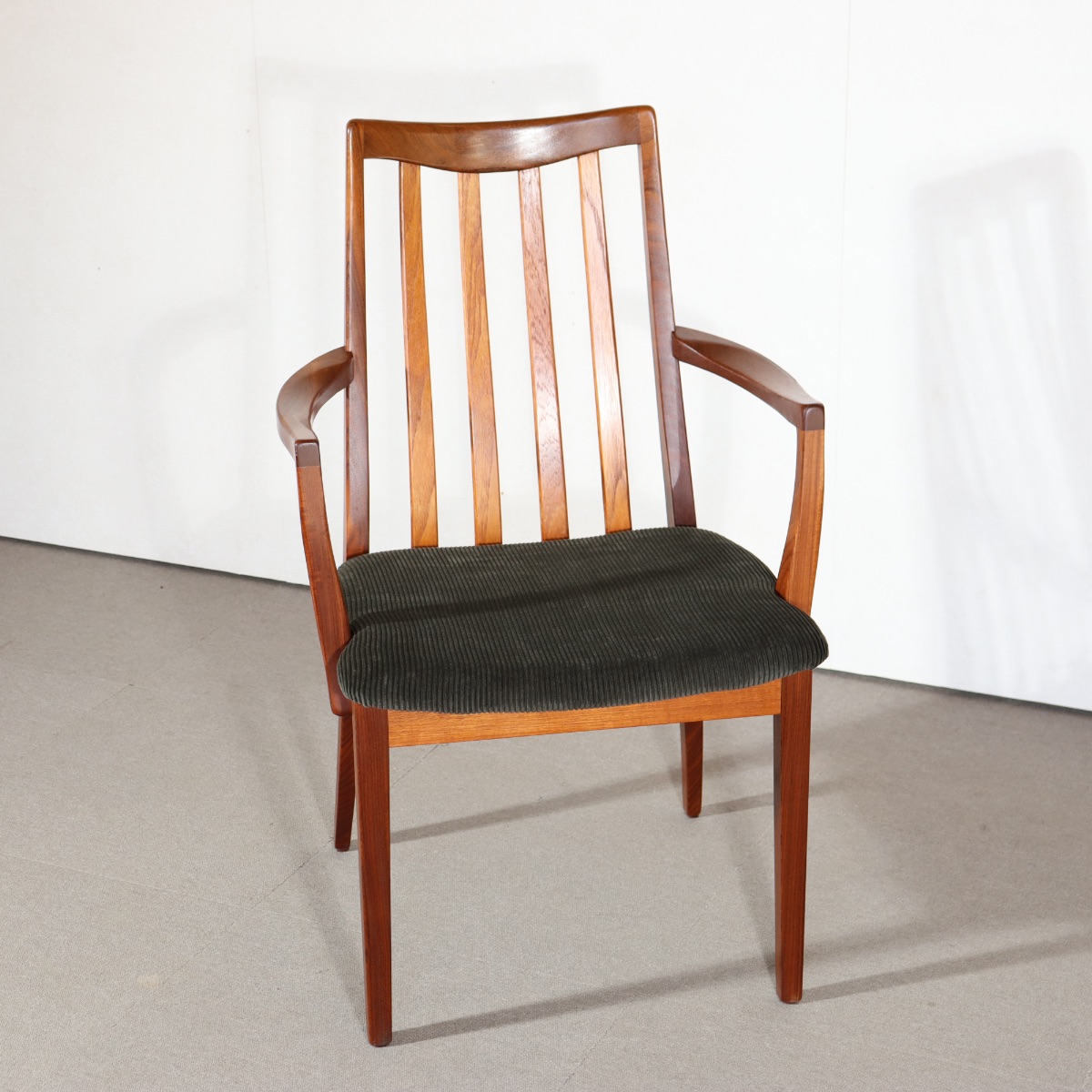 ジープラン製ダイニングチェア。 木の個性を感じるチーク材北欧ヴィンテージ。自然体の魅力。