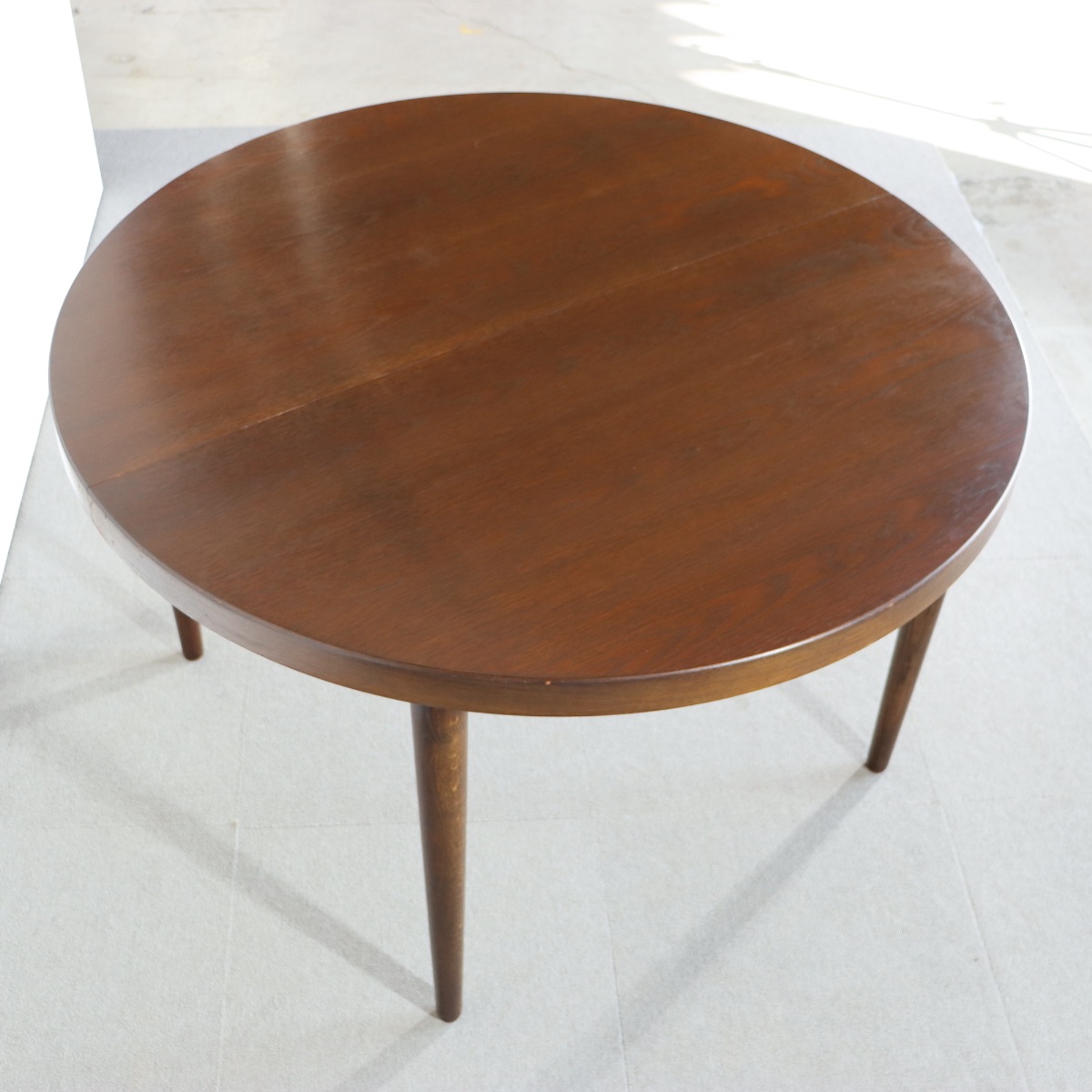 デンマーク製ラウンドダイニングテーブル。深い色味が魅力のチーク材北欧ヴィンテージ。空間に静けさを添える。