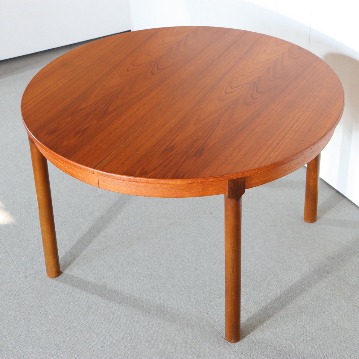 北欧デンマーク製ラウンドダイニングテーブル。チーク材の木目が穏やかに浮かぶ北欧ヴィンテージ。落ち着いた存在。