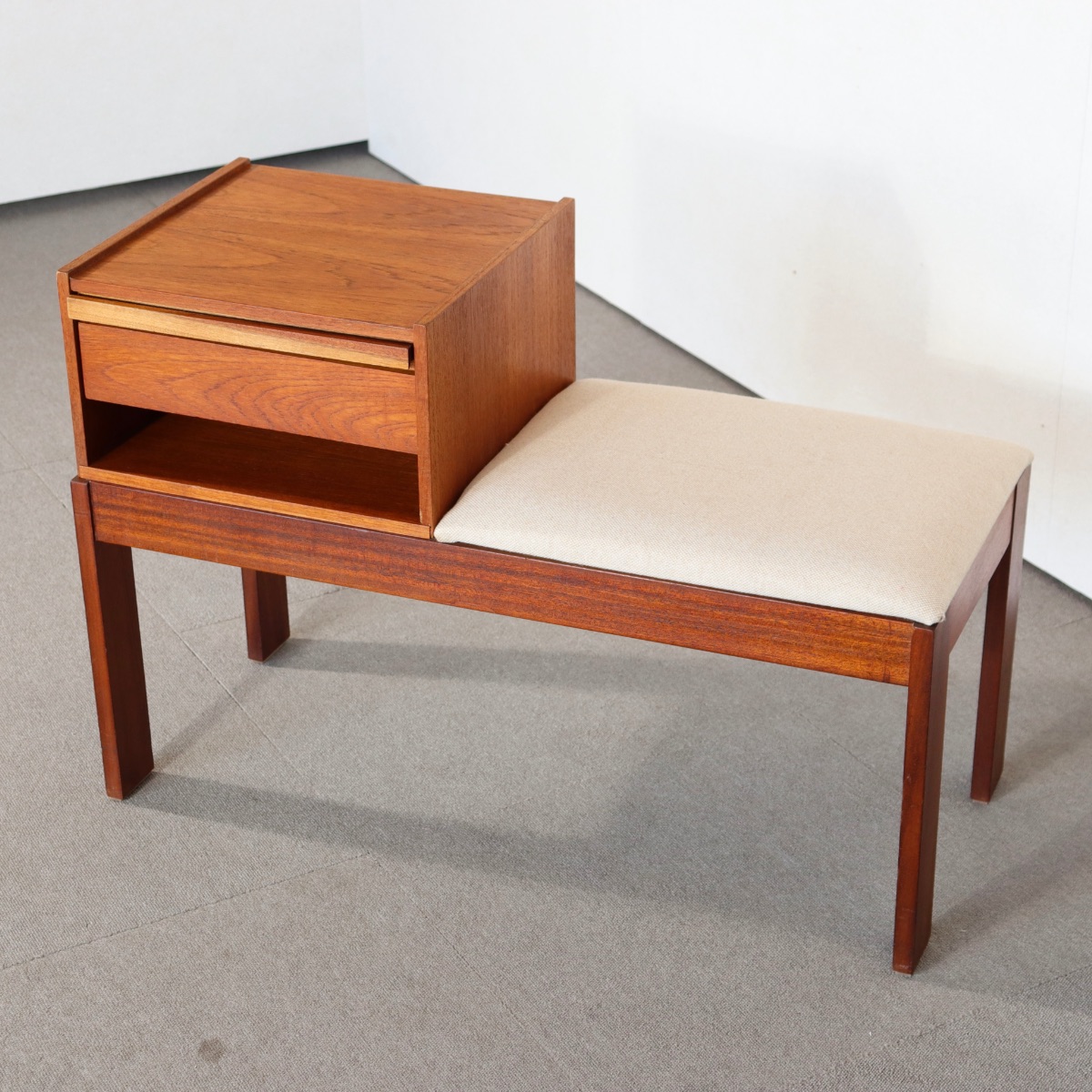 英国ヴィンテージのチッピー製テレフォンベンチ