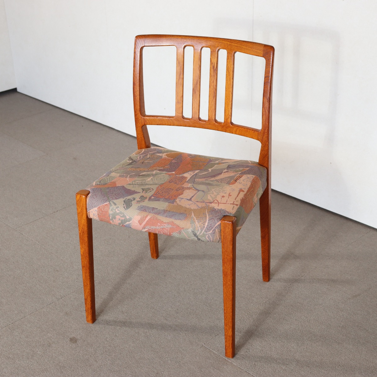 デンマーク製チーク材ヴィンテージのダイニングチェア