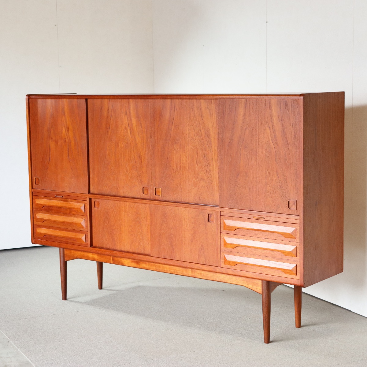 北欧デンマーク製ハイサイドボード。木目の表情が豊かなチーク材北欧ヴィンテージ。穏やかな佇まい。