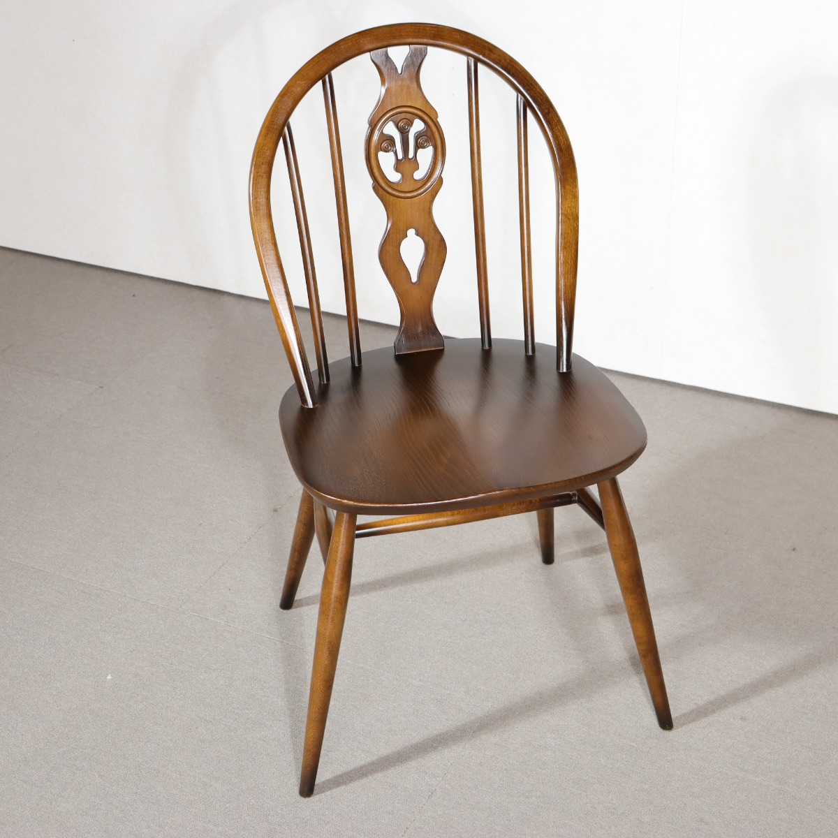 アーコール製の椅子。木の温もりが伝わる北欧ヴィンテージ。自然な美しさが魅力。