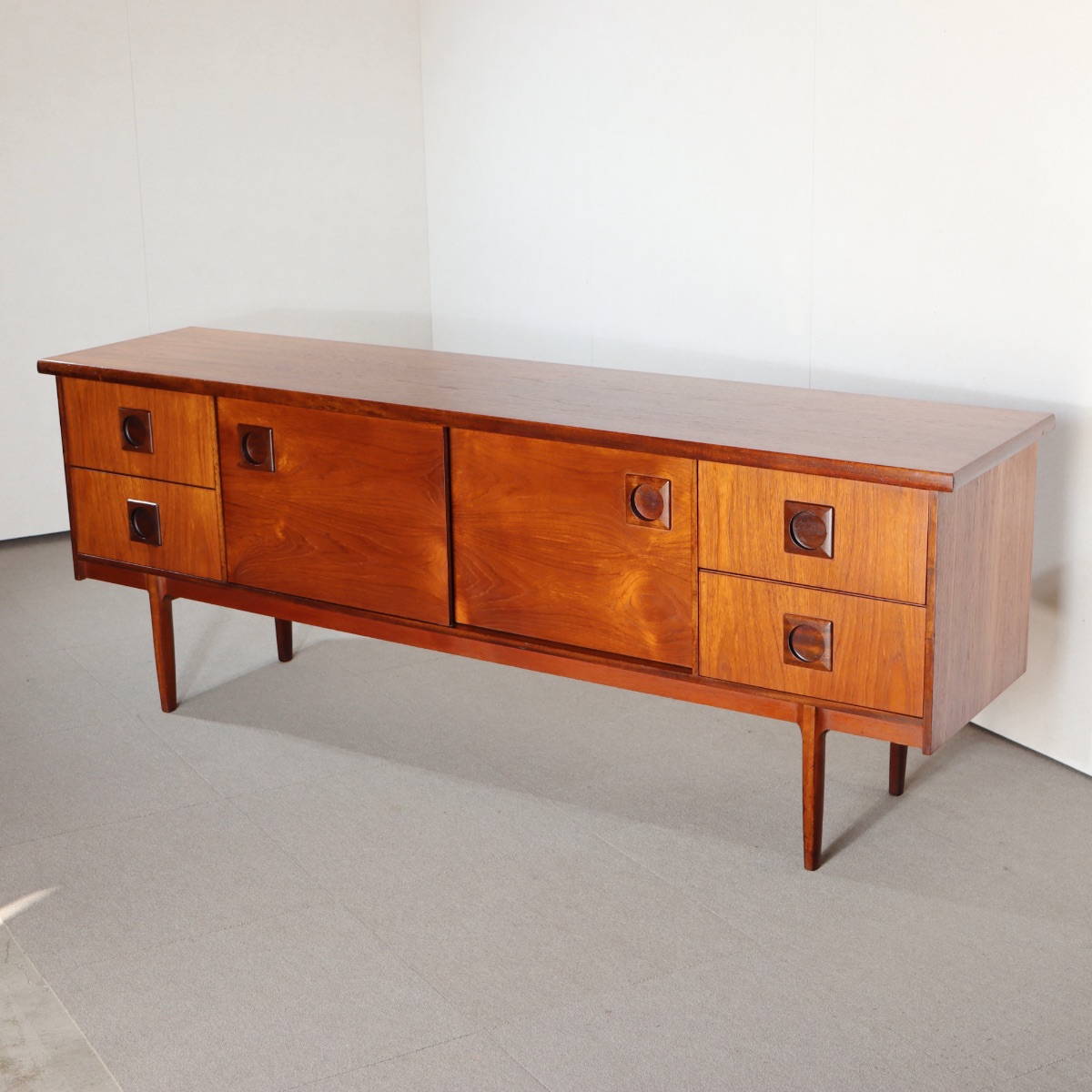 バスキャビネットメイカー製サイドボード。木の質感を楽しめるチーク材北欧ヴィンテージ。静かな美しさ。