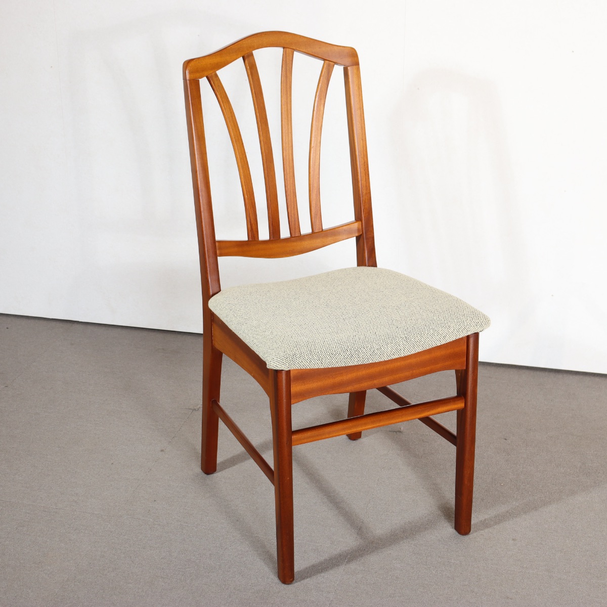英国製ダイニングチェア。木目の表情が豊かなチーク材北欧ヴィンテージ。穏やかな佇まい。