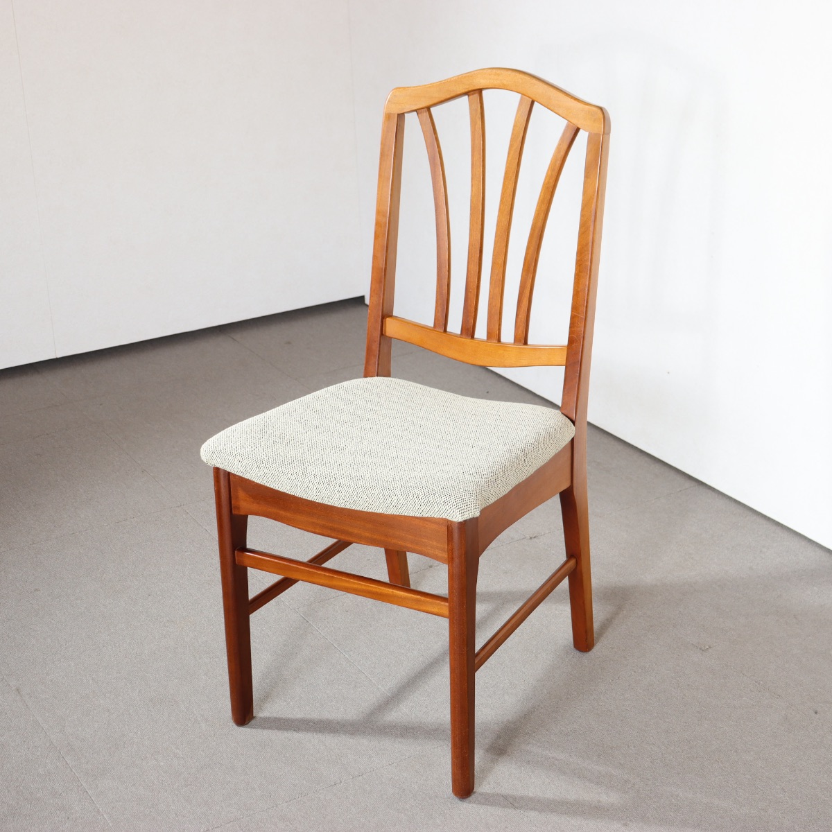 英国製ダイニングチェア。木目の表情が豊かなチーク材北欧ヴィンテージ。穏やかな佇まい。