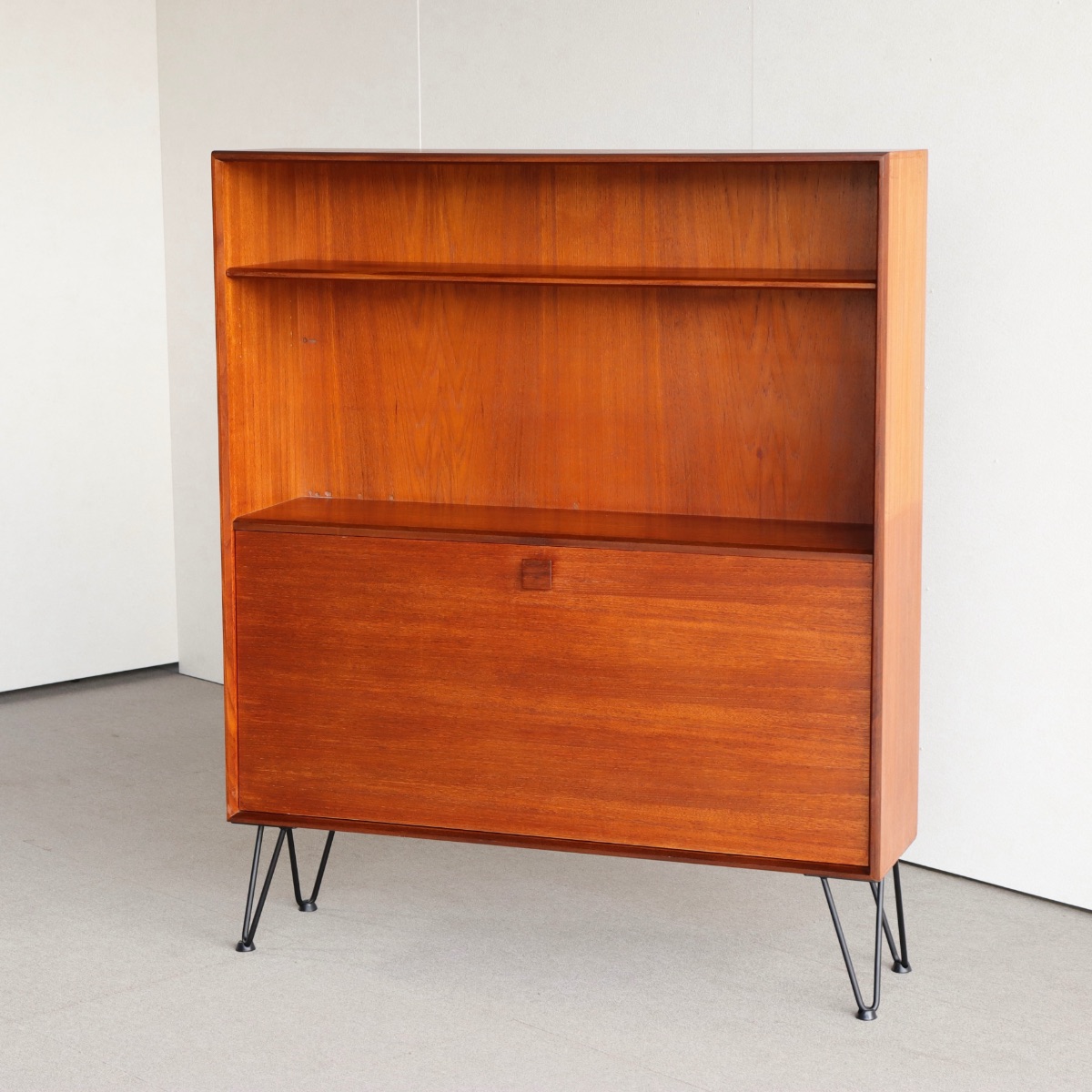 ジープランのアイアンレッグを付けた棚