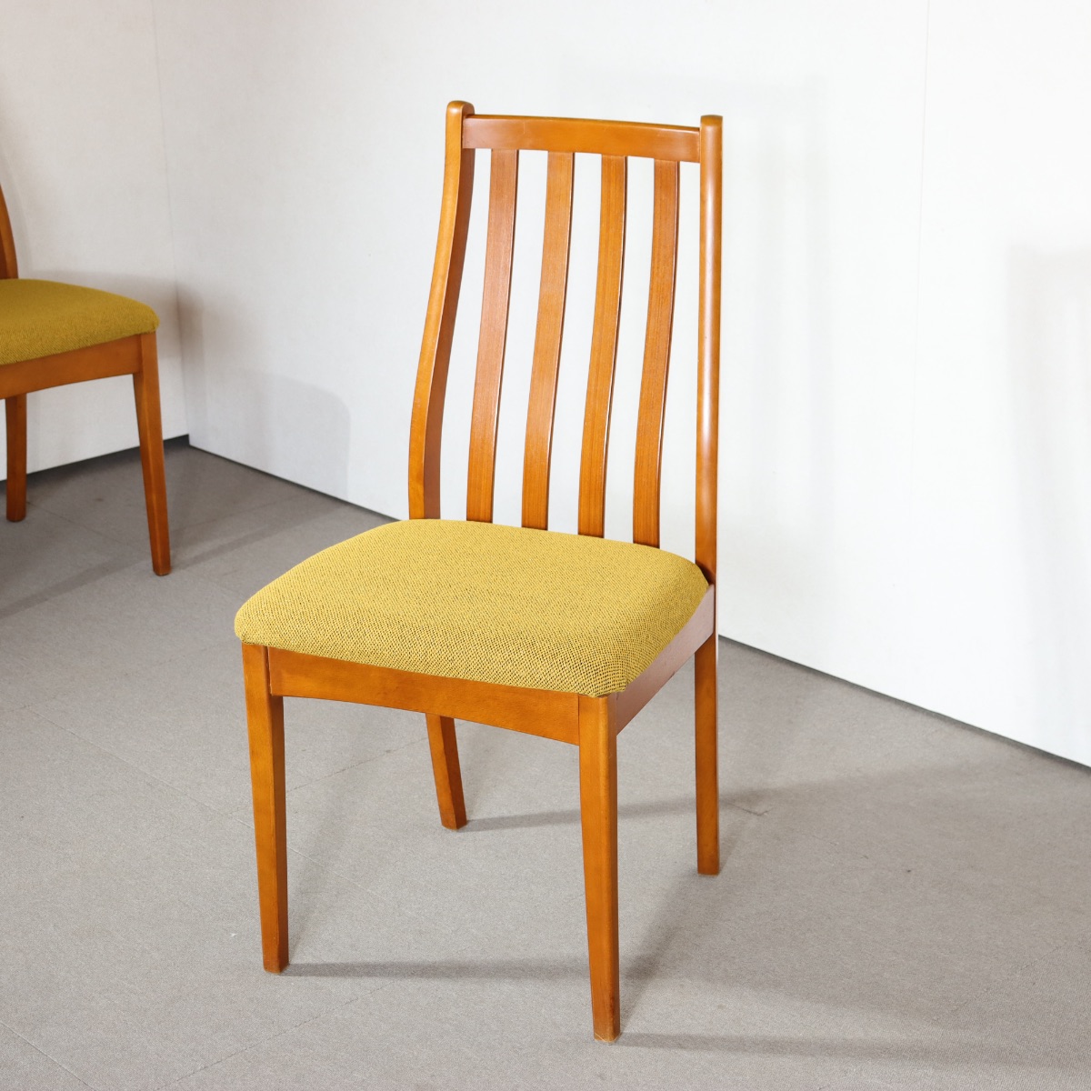 ストーンヒル製ダイニングチェア。 チーク材の色合いが優しい北欧ヴィンテージ。自然な温もりを感じる。