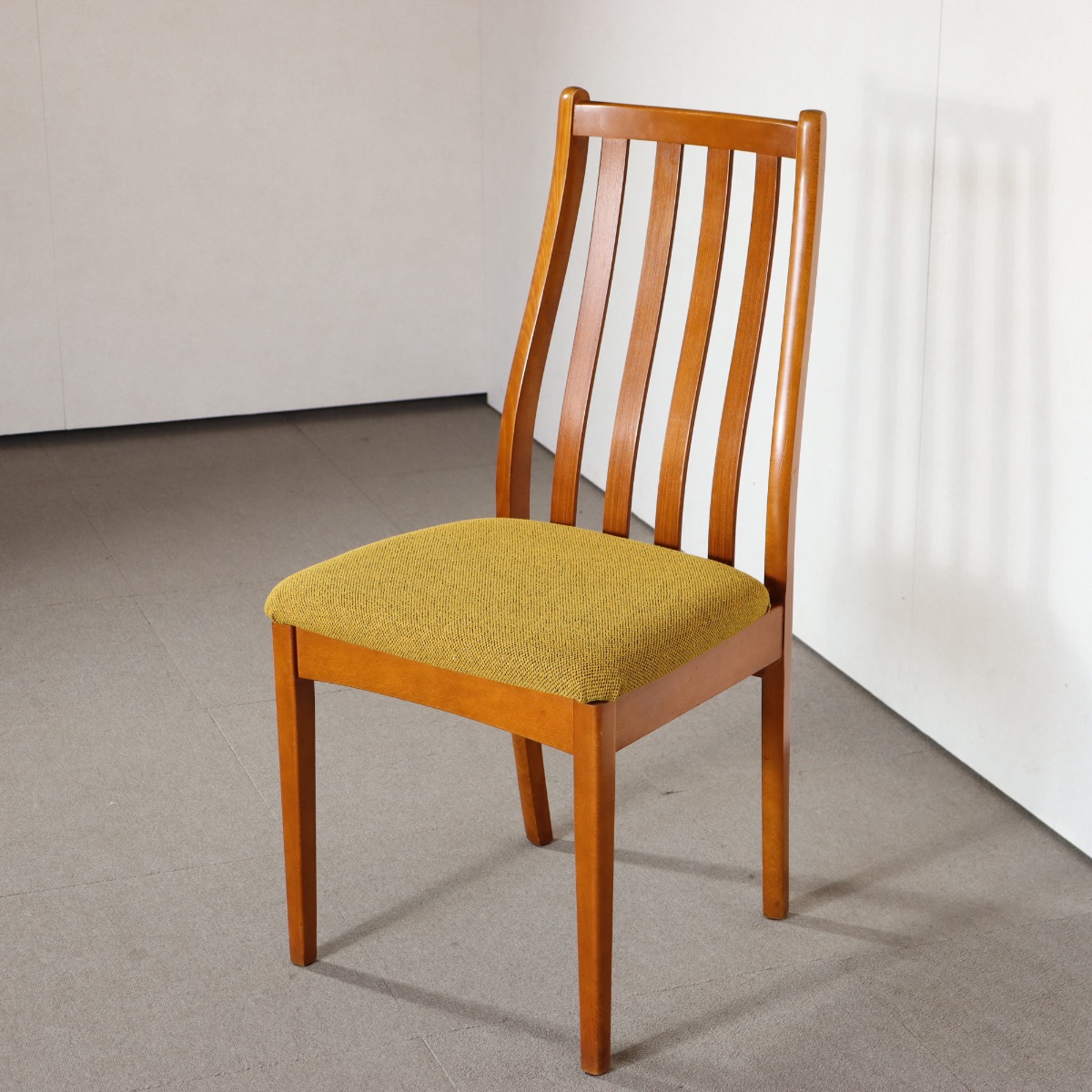 ストーンヒル製ダイニングチェア。 チーク材の色合いが優しい北欧ヴィンテージ。自然な温もりを感じる。