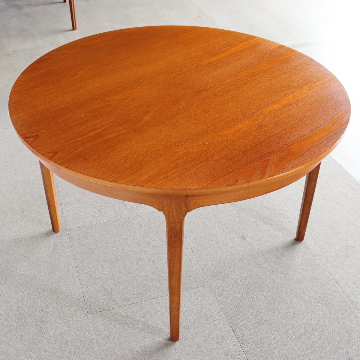 ネイサンNATHANのチーク材ラウンドダイニングテーブル