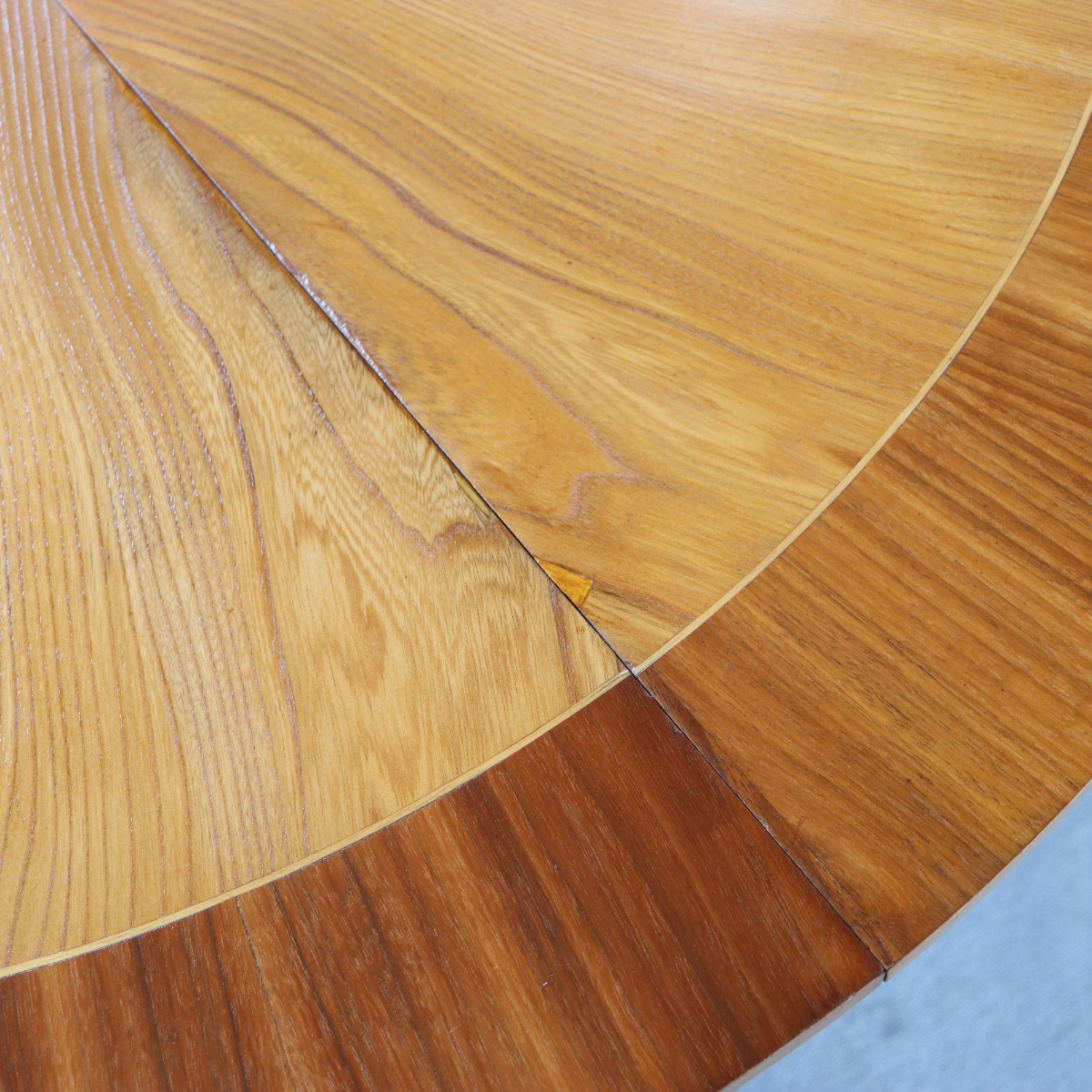 デンマーク製ダイニングテーブル。高級感ある仕上がりのヴィンテージ家具。空間に映える。