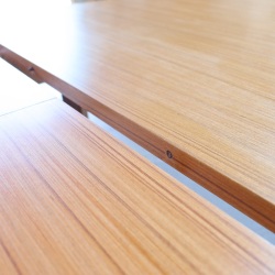 英国ヴィンテージのダイニングテーブル。チークの木目が描く柔らかな表情。北欧ヴィンテージらしい優しい存在感。