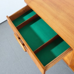 ジェンティークjentiqueのサイドボード。深みのある艶を纏ったチーク材北欧ヴィンテージ。空間に上質な静けさを添える。