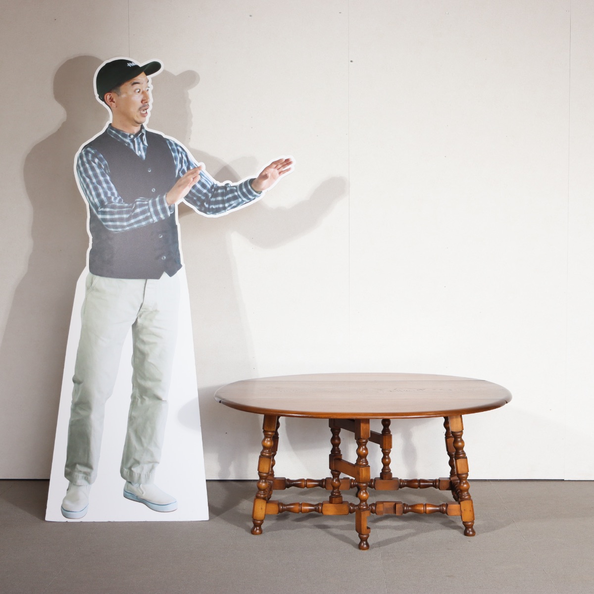 アーコールERCOLコーヒーテーブル。エルム材の穏やかな木肌が心地よい北欧ヴィンテージ。控えめな上質感が漂う。