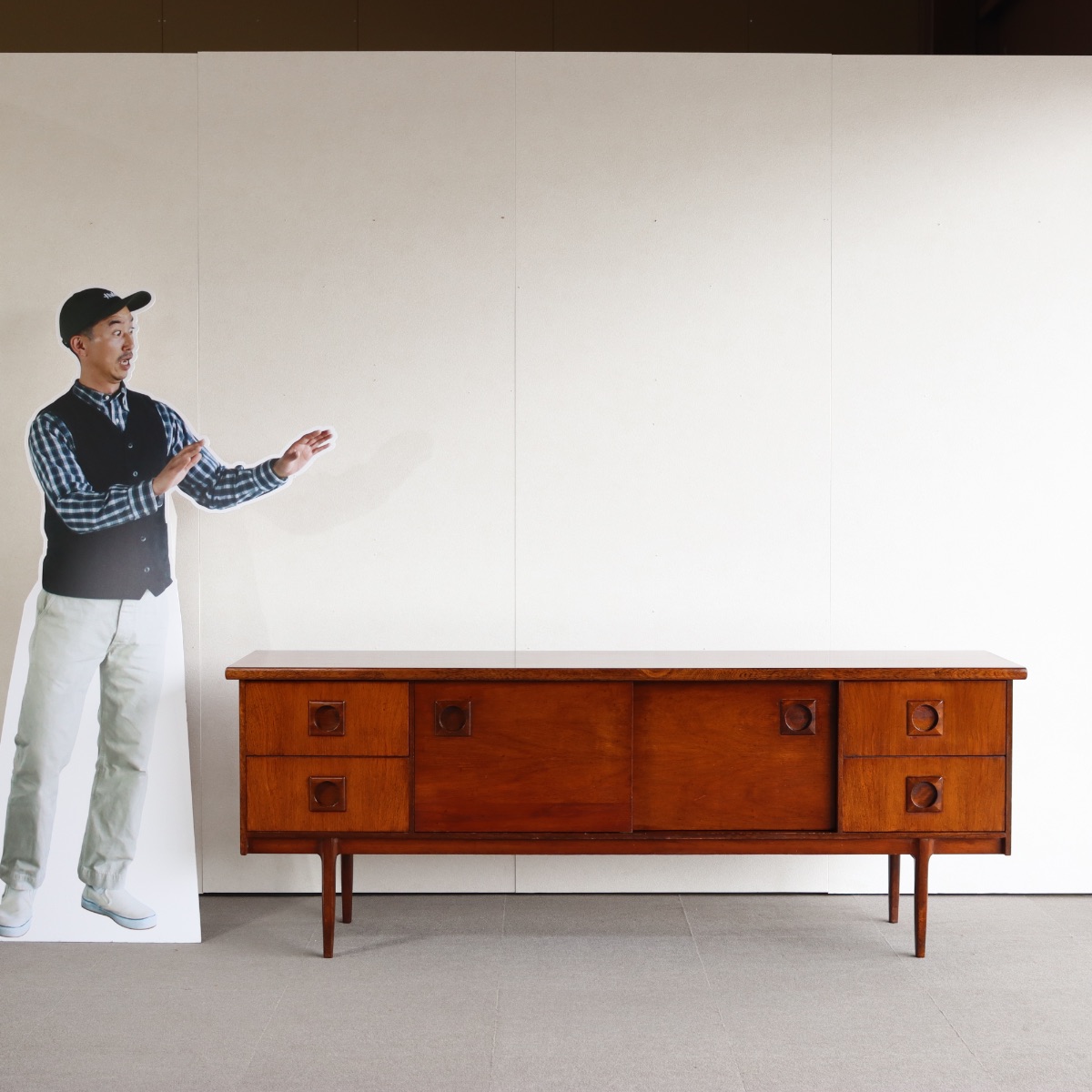 英国ヴィンテージのチーク材のサイドボード